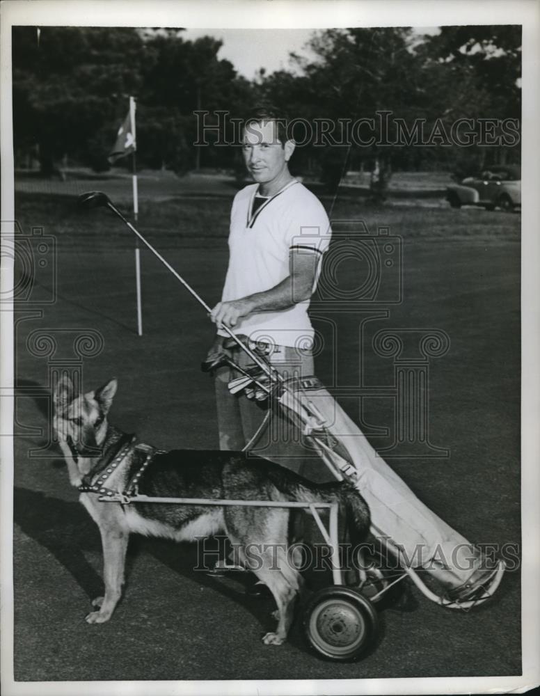 1958 Press Photo GE Tyson Uses His German Shepherd Duchess As Caddy - Historic Images