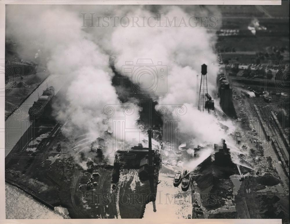 1939 Press Photo 8 Dead at Fire Destroys Calumet Grain Elevators in Chicago - Historic Images