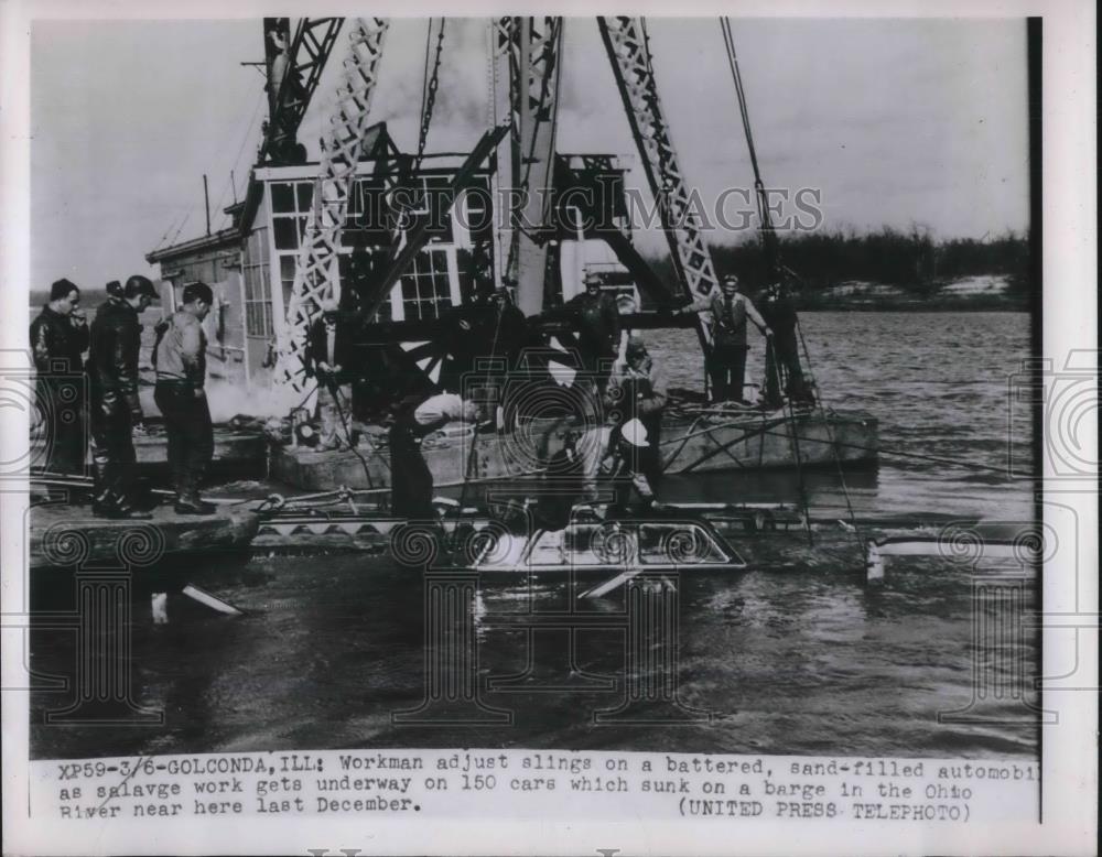 1952 Press Photo Golconda, Ill barge raises cars from sunken barge in river - Historic Images