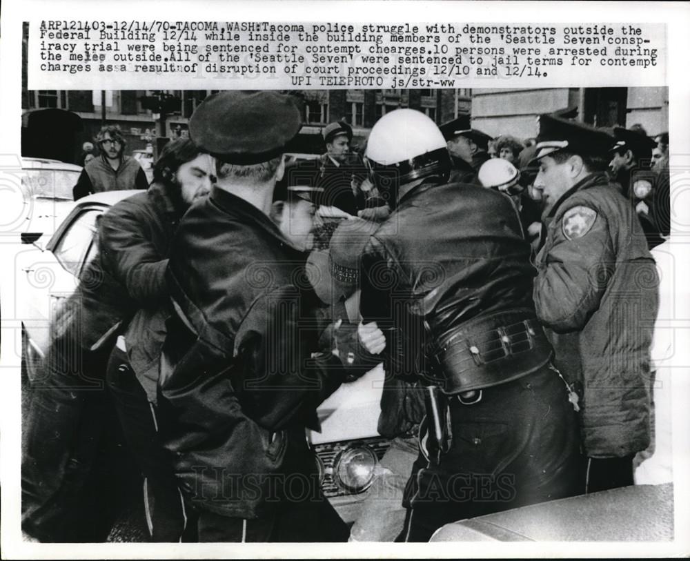 1970 Press Photo Tacoma Police Struggle With Demonstrators Outside - Historic Images