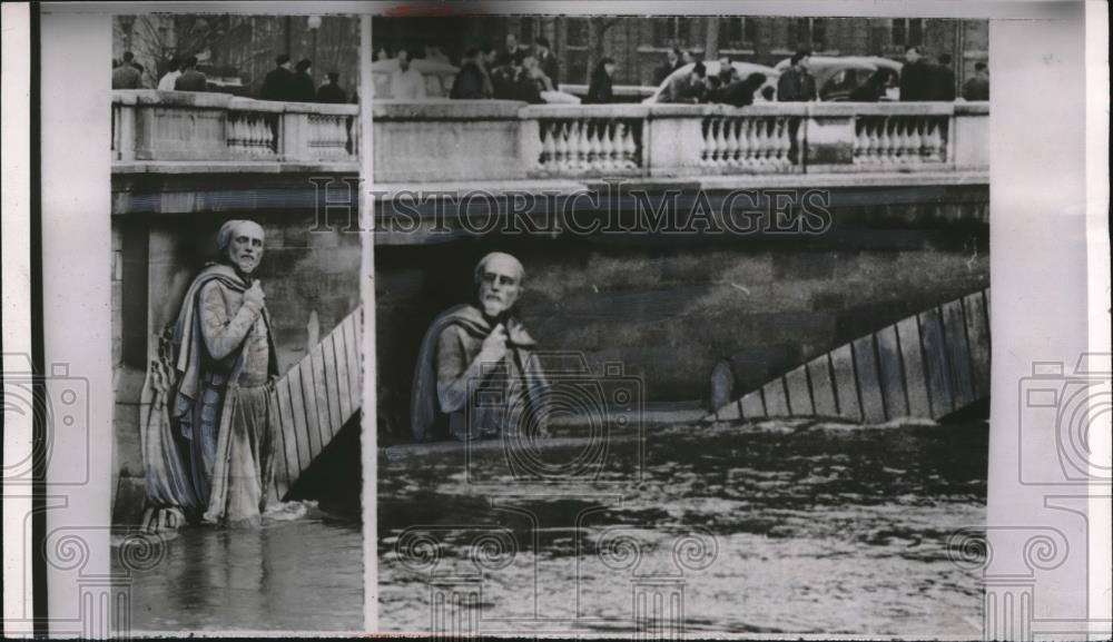 1955 Press Photo Statue Zouave Measure Flood Waters in Point de l&#39;Alma in Paris - Historic Images