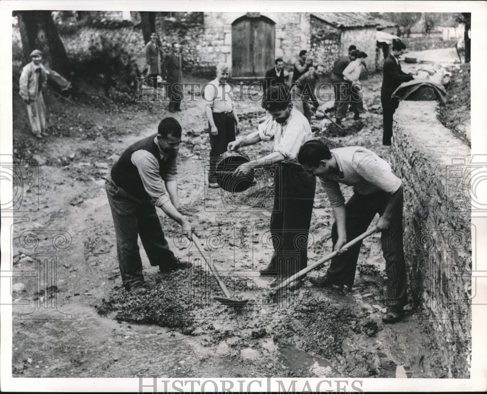 1951 Press Photo Villagers of Paleopanaghia Greece Mix Mortar for New Road - Historic Images