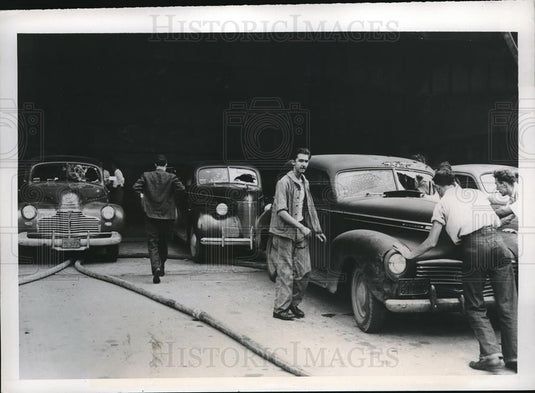 1947 Press Photo Cars Damaged By Explosion That Destroyed Island Queen - Historic Images