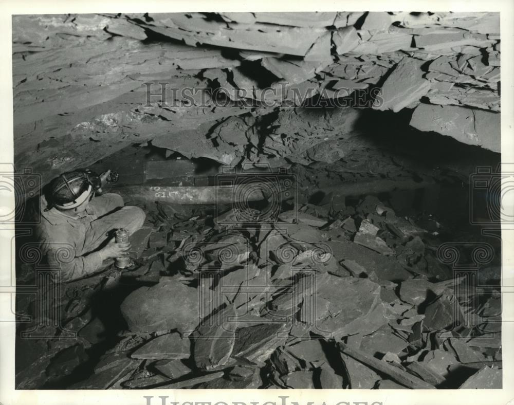 1969 Press Photo Bureau of Mines Inspector Test for Methane Gas - Historic Images