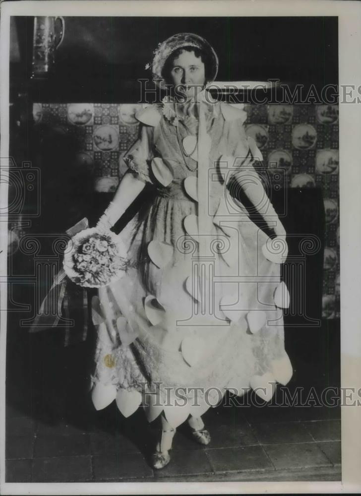 1934 Press Photo Mrs J Potter Stockton Winner at Masquerade Ball at Pinehurst NC - Historic Images