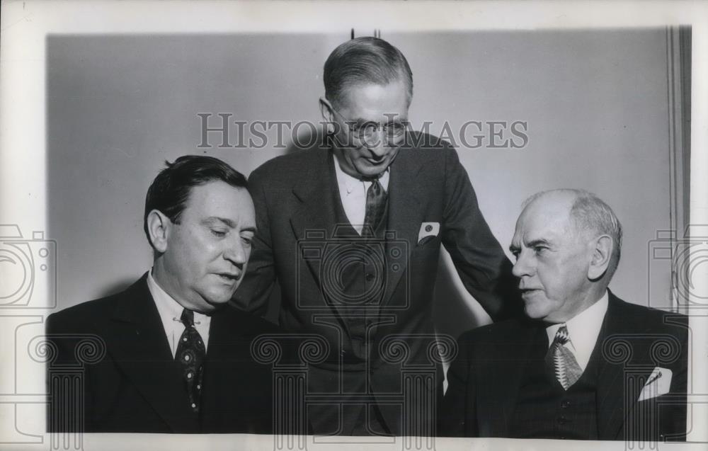 1946 Press Photo Iron &amp; Steel men Walter Tower, E. C.Grace, Ben Fairless confer - Historic Images