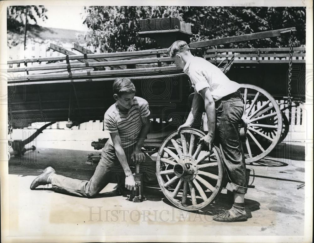 1943 Press Photo Camden, NJ Young boys jack up wheel on a long cart - neb72428 - Historic Images