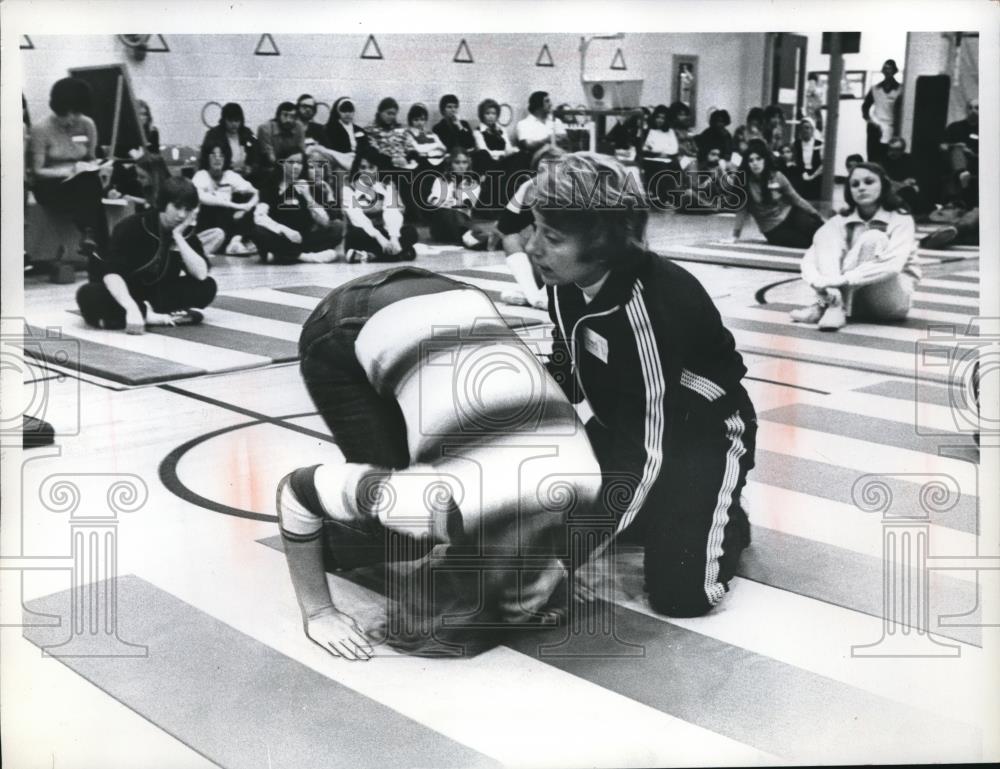 1976 Press Photo Mrs Grace Figley Pam Main Ravenna Tumbling Coach - Historic Images