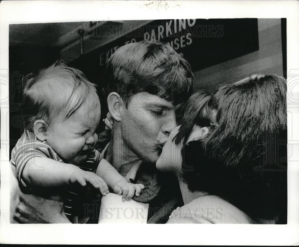 1970 Press Photo Chicago, Cpl Steve Arnold with wife Pat &amp; son Steve Jr - Historic Images