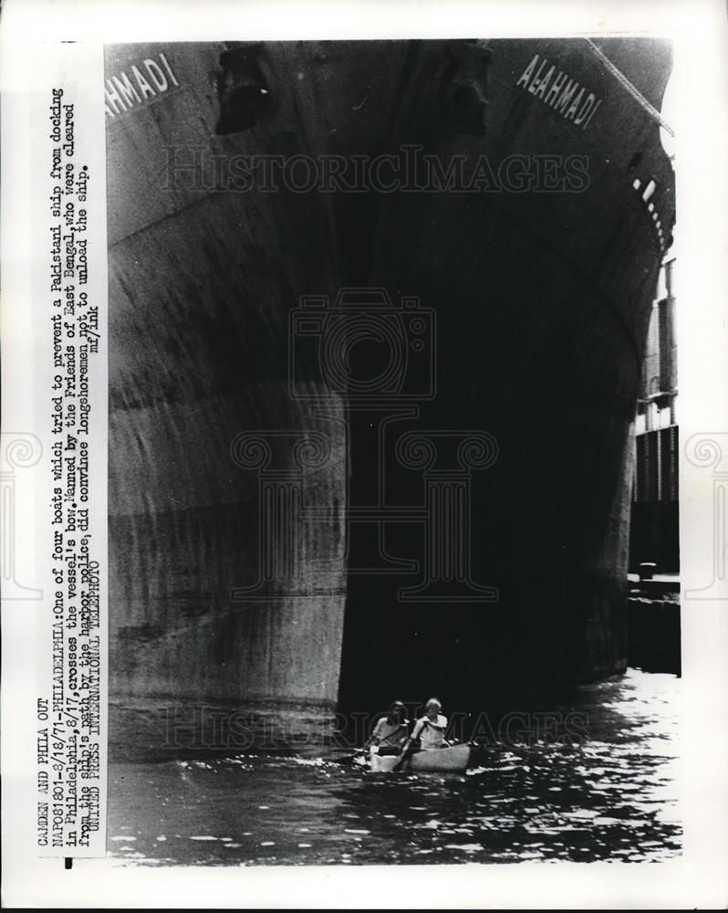 1971 Press Photo Boat tried to prevent Pakistani ship docking in Philadelphia - Historic Images