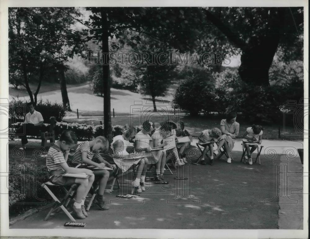 1941 Press Photo Kids Outside drawing - Historic Images