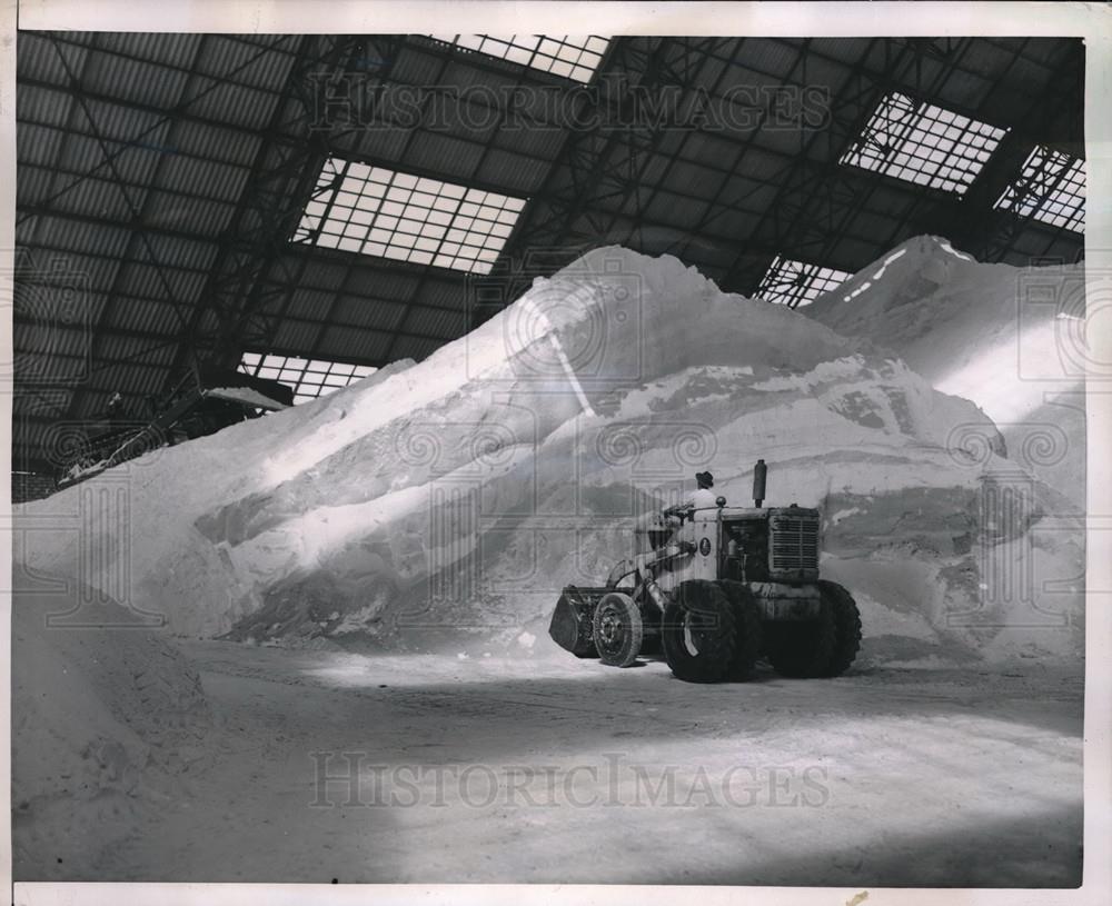 1950 Press Photo Mountain of Pure Nitrat of Soda in Valley of the Moon in Chile - Historic Images