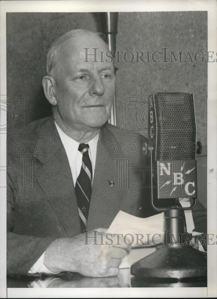 1938 Press Photo Dr. Charles Clark of the U.S. Weather Bureau explains to public - Historic Images