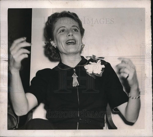 1940 Press Photo Alice Marble announcing that she's leaving tennis to sing. - Historic Images