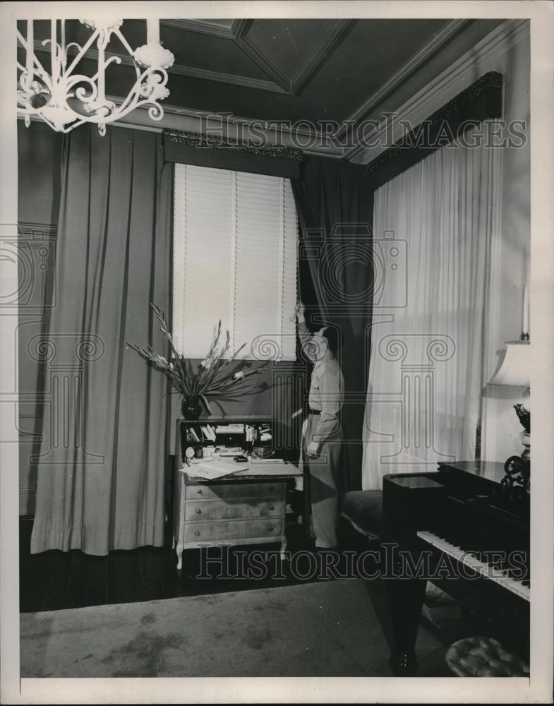 1949 Press Photo A one room apartment of Hugh Evans in NYC - neb92566 - Historic Images