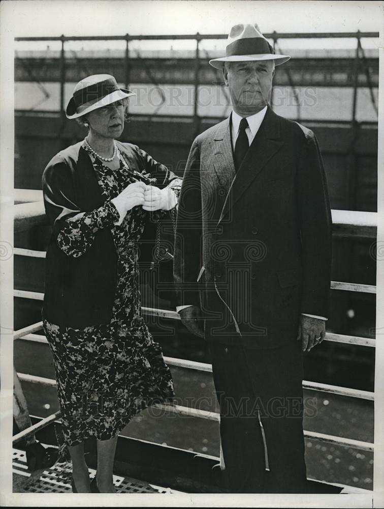 1934 Press Photo Admiral David Sellers &amp; wife aboard SS Washington in NY - Historic Images