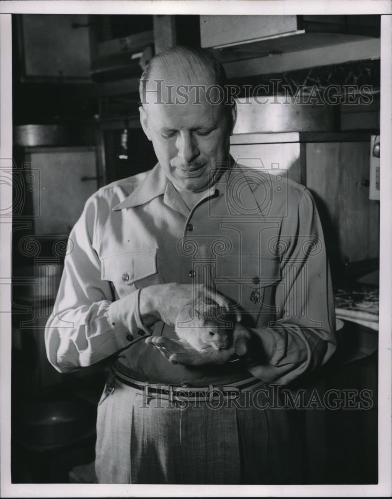 1952 Press Photo Clayton Williams with a Chinchilla Ranch - Historic Images