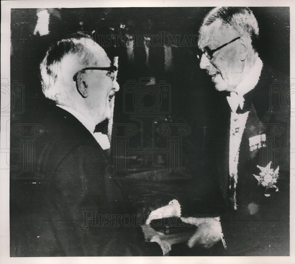 1952 Press Photo King Gustav VI Sweden Presents Nobel Award to Dr Waksman - Historic Images