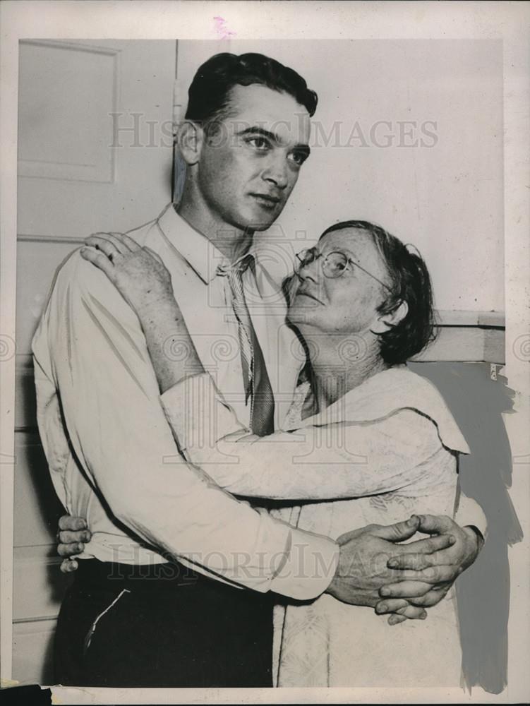 1936 Press Photo William Dulin reunited with mom after freed from prison - Historic Images