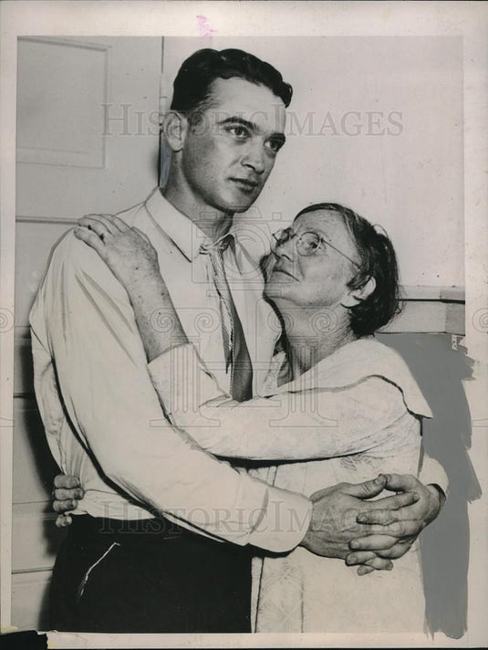 1936 Press Photo William Dulin reunited with mom after freed from prison - Historic Images