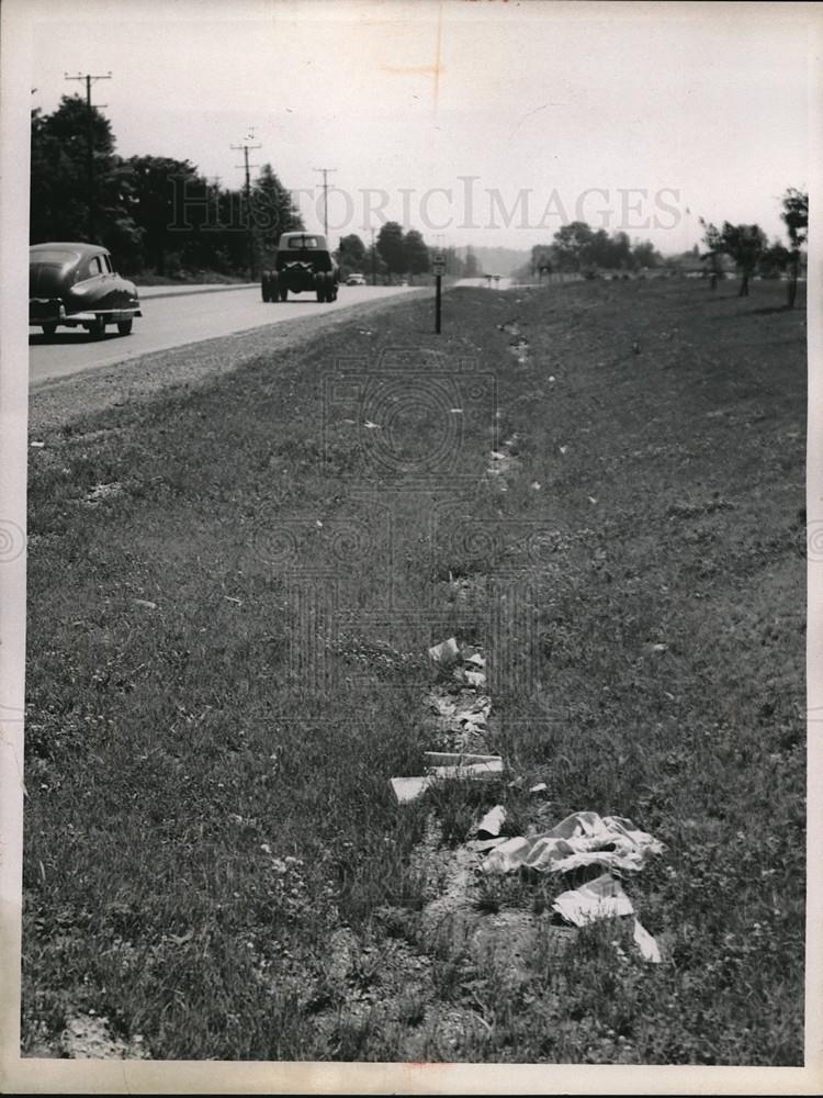 1959 Press Photo Litter Beside Roadway - Historic Images