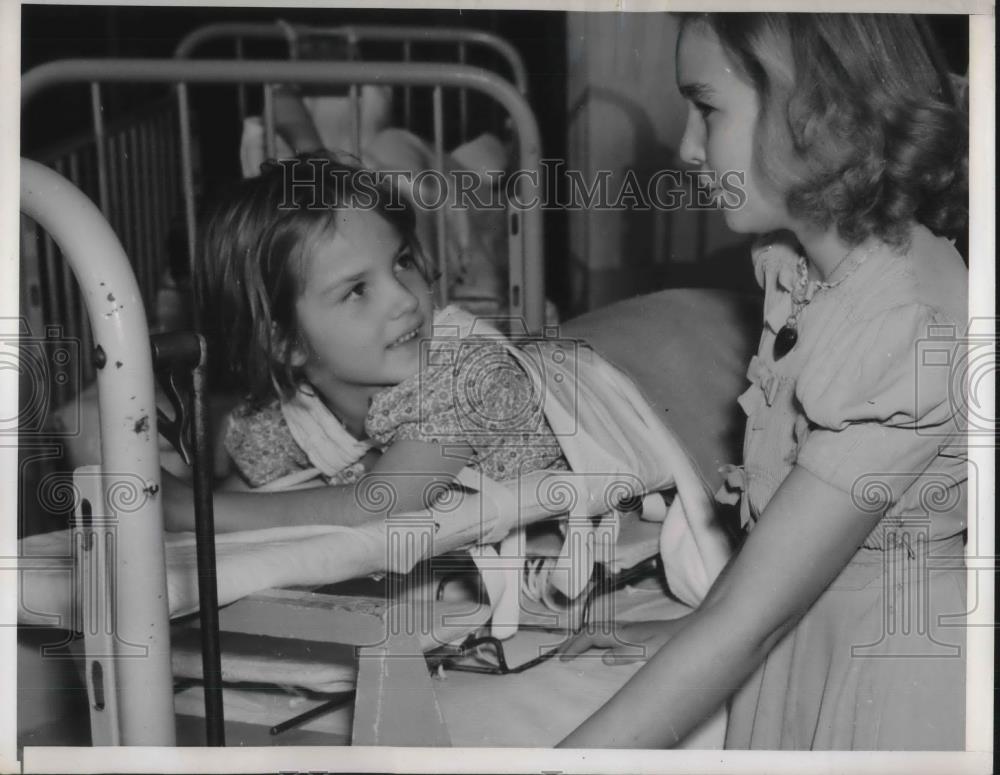 1939 Press Photo Little Girl in the Hospital - Historic Images