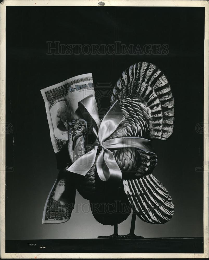 1943 Press Photo war bond in a decorative Thanksgiving turkey holder - Historic Images