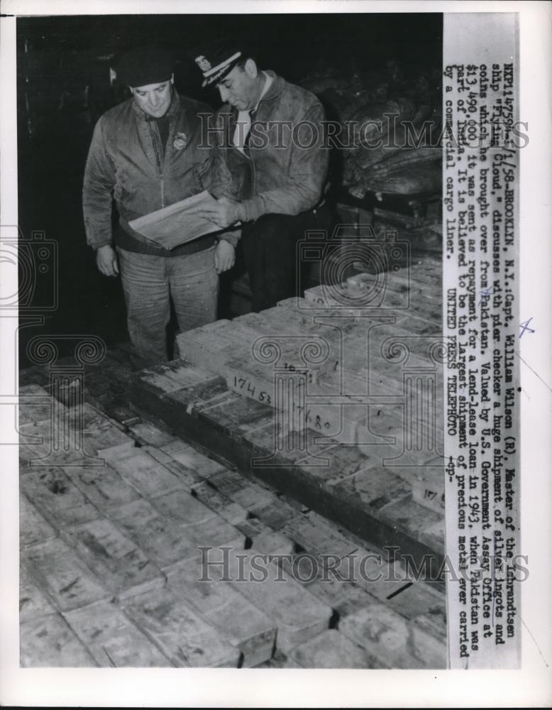 1958 Press Photo Ship captain checking with pier checker about shipment in NY - Historic Images