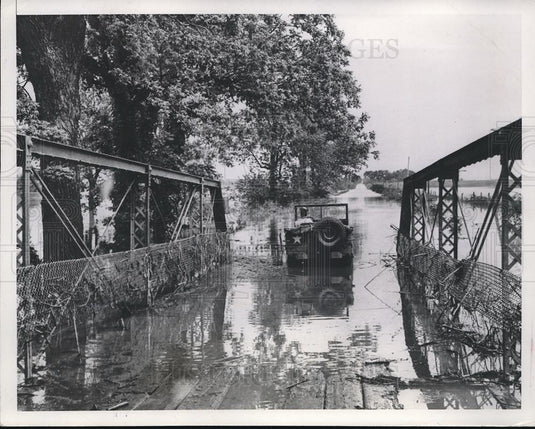1943 Press Photo View of flood waters near Coffeyville Kansas - neb71860 - Historic Images