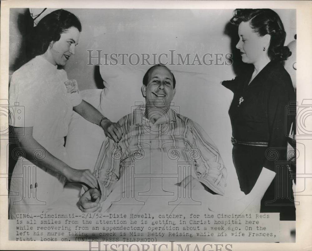 1952 Press Photo Cinncinat, Ohio Dixie Howell, Reds catcher in hospital - Historic Images