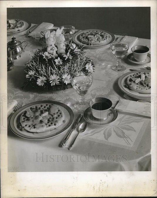 1946 Press Photo Easter breakfast table with waffles and rabbits. - Historic Images