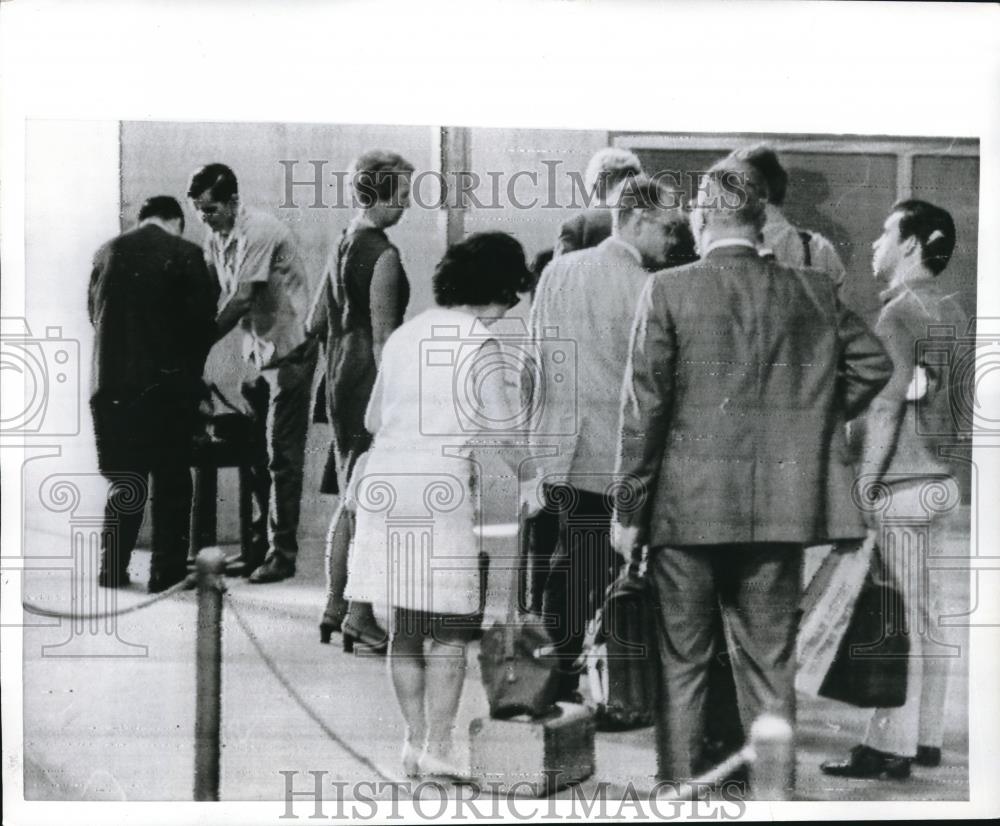 1969 Press Photo Passengers at Galeao International Airport fear of hijacking - Historic Images