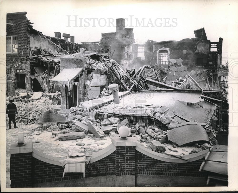 1945 Press Photo Phil Smith Fish &amp; Chicken Resort Exploded Injuring Patrons - Historic Images