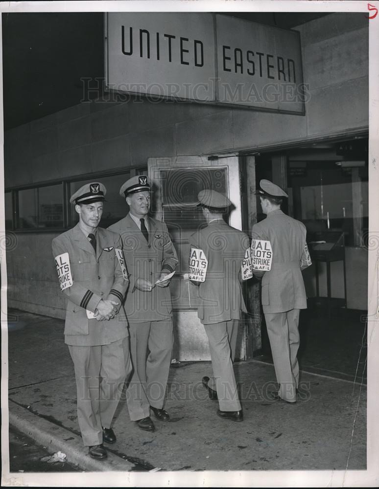 1951 Press Photo Chicago, Ill United Airlines pilots picket at airport - Historic Images