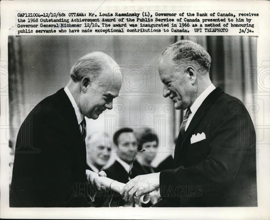 1968 Press Photo Louis Rasminsky of Bank of Canada gets Outstanding Award - Historic Images