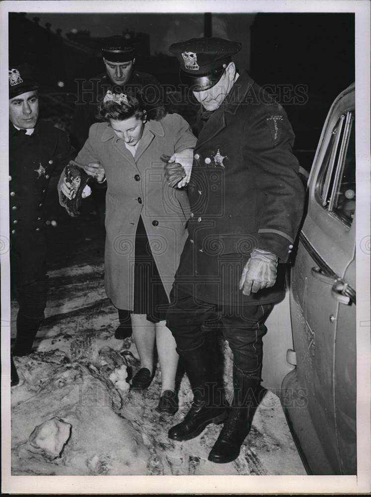 1945 Press Photo 3 Policeman escort Batty Dybicz womens prison 1-3 year sentence - Historic Images