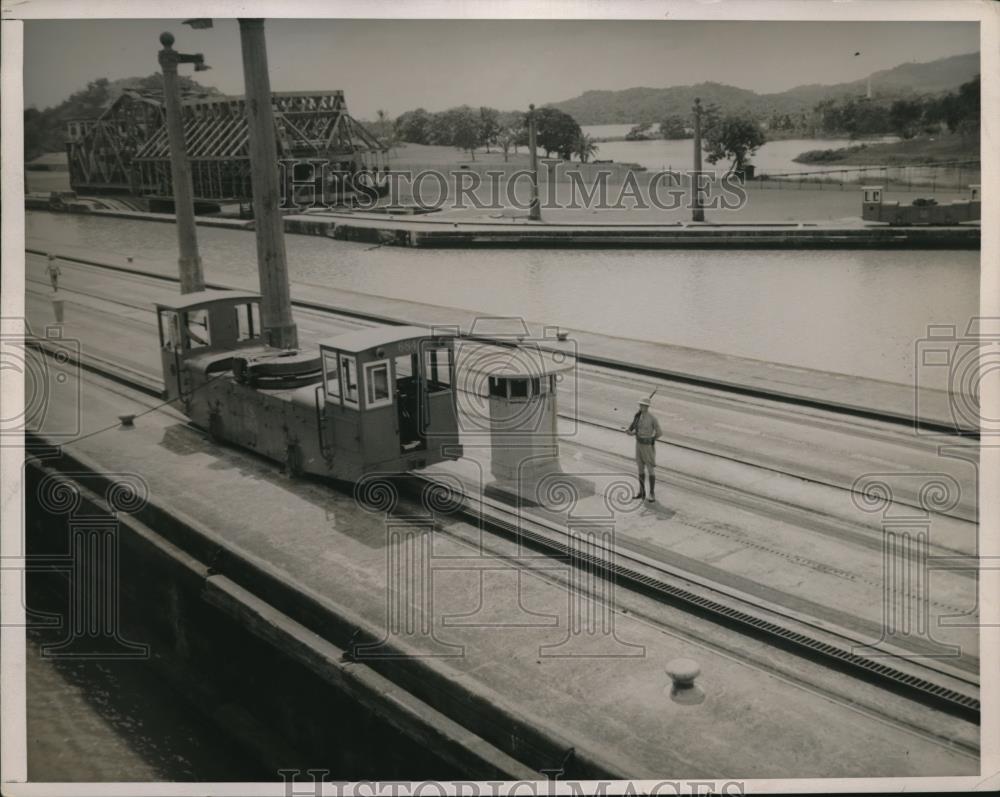 Press Photo Man Standing Guard at Panama Canal - Historic Images