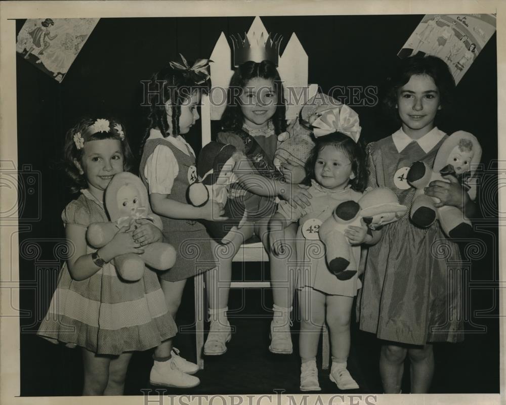 1945 Press Photo Elvira Corella Phyllis Santarelli Children Beauty Contest - Historic Images