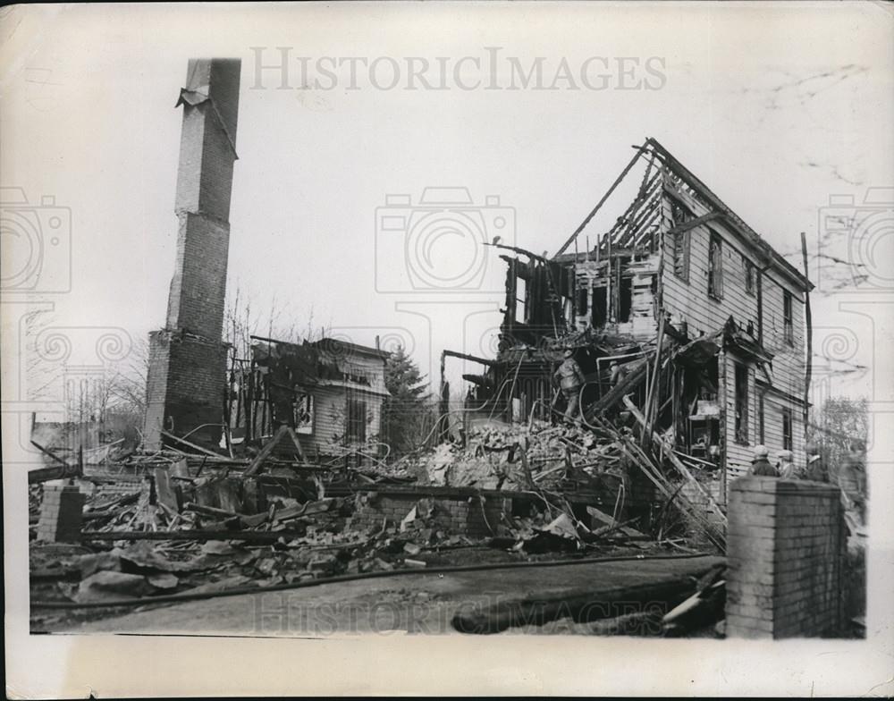 1933 Press Photo Grover Walsh home in Long Island, NY gutted by fire - Historic Images