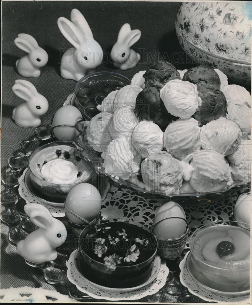 1950 Press Photo A table set with Easter decorations of bunnies &amp; candies - Historic Images