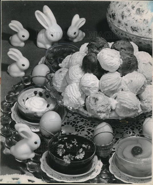 1950 Press Photo A table set with Easter decorations of bunnies & candies - Historic Images