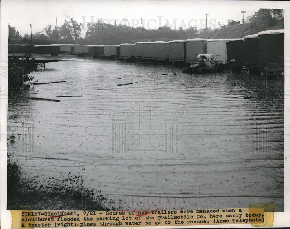 1949 Press Photo View of flooded parking lot in Cincinnati Ohio after flood - Historic Images