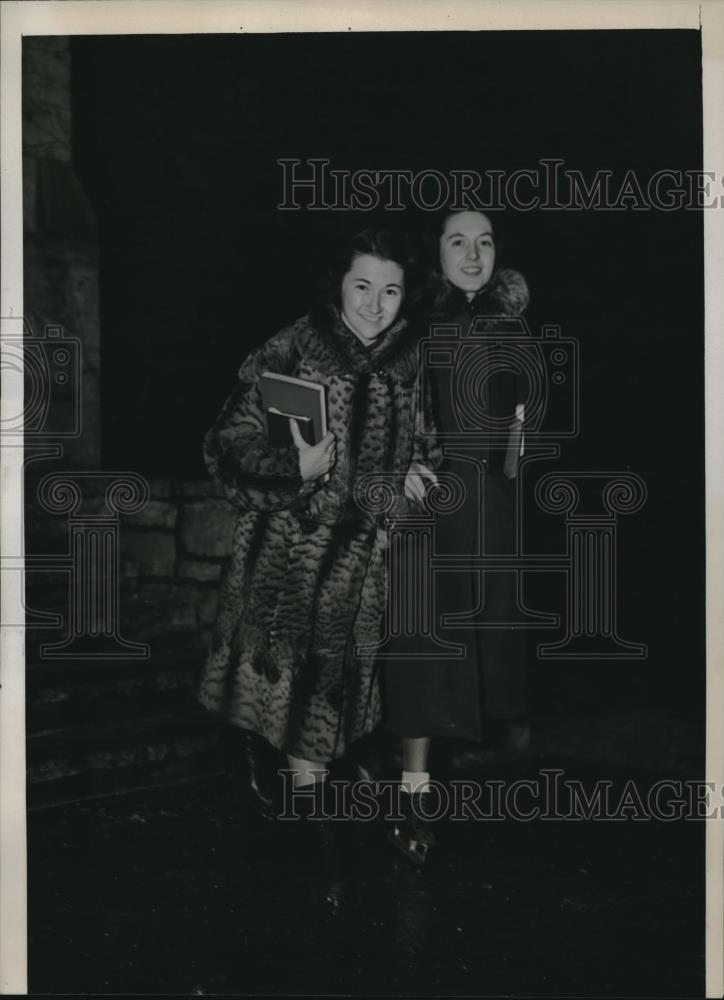 1937 Press Photo Students Virginia Teall &amp; Betty Thompson Skate To Class - Historic Images