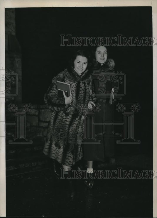 1937 Press Photo Students Virginia Teall & Betty Thompson Skate To Class - Historic Images