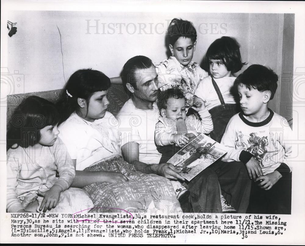 1953 Press Photo Michael Evangelista &amp; Six Children with Photo of Missing Wife - Historic Images