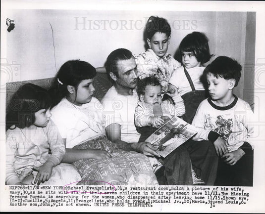 1953 Press Photo Michael Evangelista & Six Children with Photo of Missing Wife - Historic Images