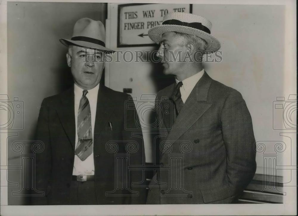 1935 Press Photo Policemen Arthur Traynor &amp; Thomas Harris nab Merton Goodrich - Historic Images