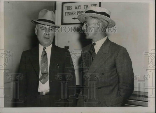 1935 Press Photo Policemen Arthur Traynor & Thomas Harris nab Merton Goodrich - Historic Images