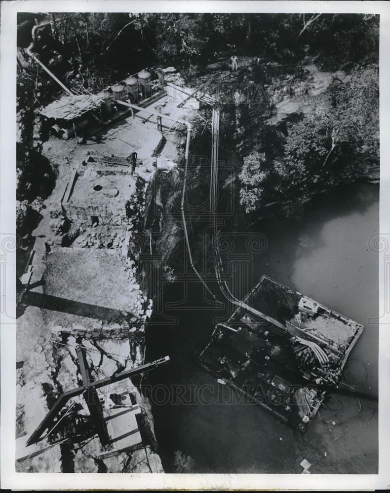 1969 Press Photo Cenote Sagrado artifacts brought up by crane &amp; divers - Historic Images