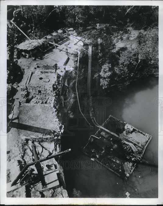 1969 Press Photo Cenote Sagrado artifacts brought up by crane & divers - Historic Images